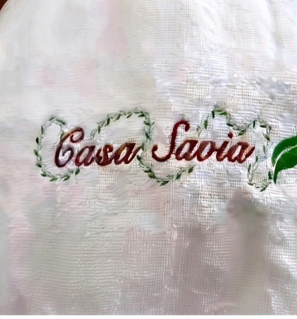 Bordado floral Casa Savia sobre tela blanca